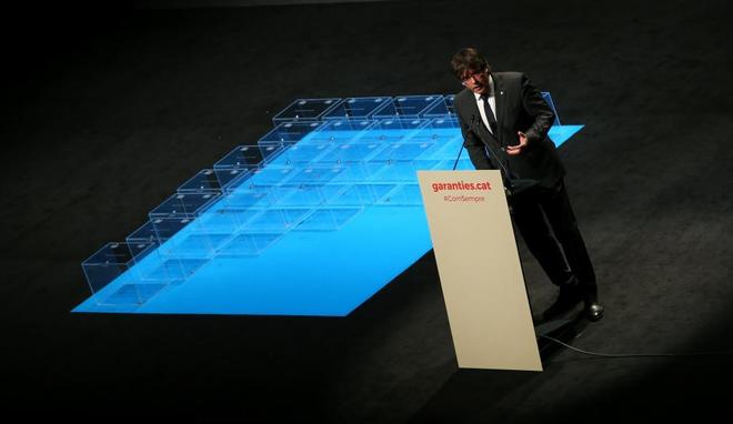El presidente de la Generalitat, Carles Puigdemont, en el acto por el...