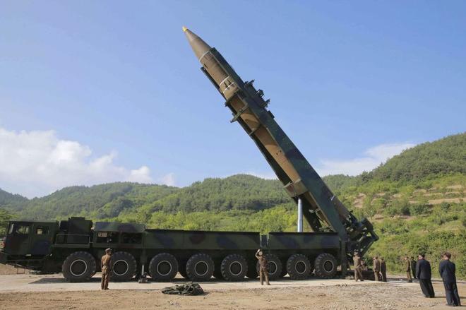 Cohete balstico intercontinental norcoreano Hwansong-14  preparado para un lanzamiento de prueba.