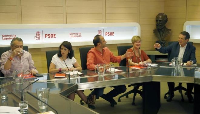 Los miembros de la Ejecutiva Manuel Escudero, Adriana Lastra, Alfonso...