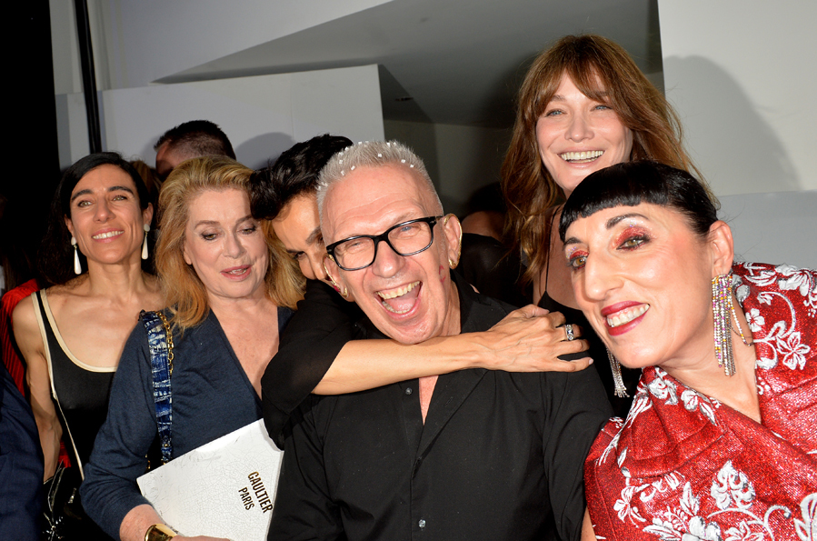 Jean-Paul Gaultier con Rossy de Palma, Carla Bruni, Blanca Li y...