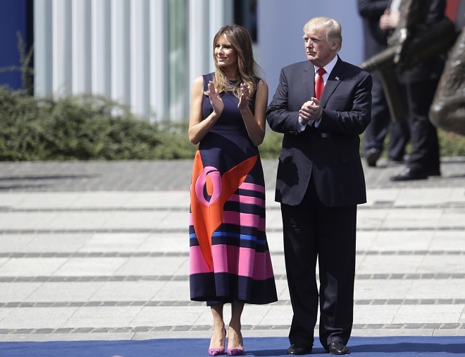 Melania Trump en Polonia luciendo un vestido de Delpozo.