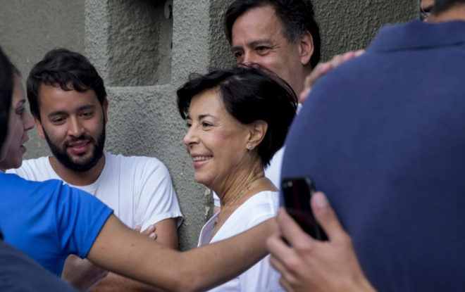 Antonieta Mendoza, en el centro, madre de Leopoldo López, frente a la casa del opositor.