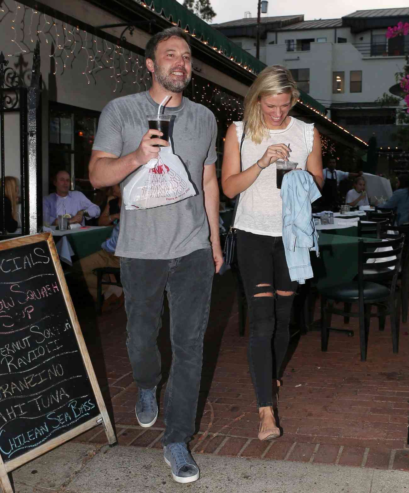 El actor y cineasta Ben Affleck y su nueva novia, Lindsay Shookus, han...