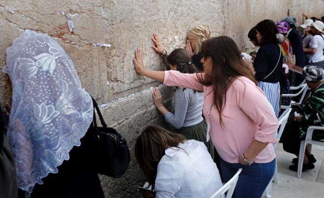 Mujeres judas rezan en el espacio femenino del Muro de las Lamentaciones.