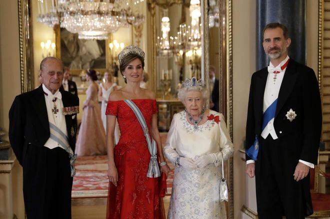Los Reyes de Espaa, la reina Isabel II y su esposo, el duque de...
