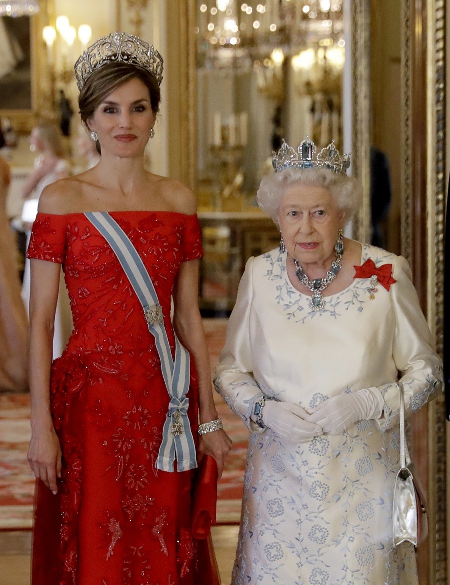 La Reina con un vestido rojo de Felipe Varela y la diadema de flor de...