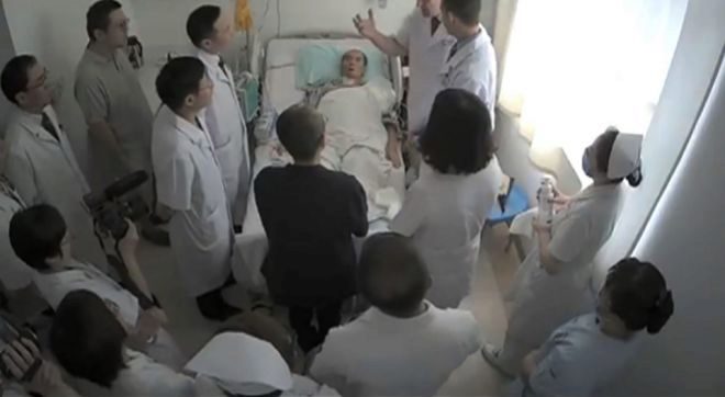 Captura de un vdeo que muestra al Premio Nobel postrado  en la cama del hospital.