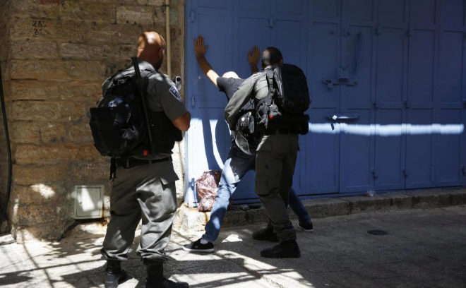 Policas israeles cachean a un palestino en la Ciudad Vieja de Jerusaln.