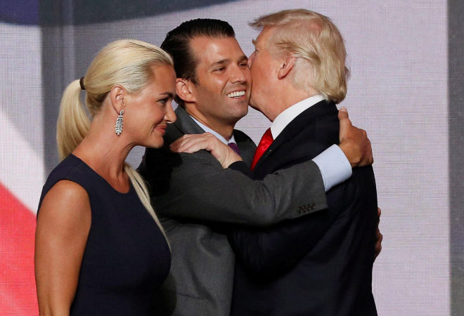 Donald abrazando a su padre.