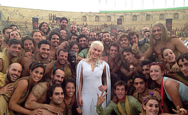 Emilia Clarke (Daenerys), con extras, en la plaza de toros de Osuna...