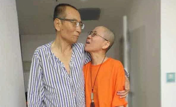 Fotografa de archivo decida a travs de la cuenta de Twitter del activista Ye Du que muestra al disidente chino Liu Xiaobo (izda.) y su mujer, Liu Xia, en un lugar sin localizar.