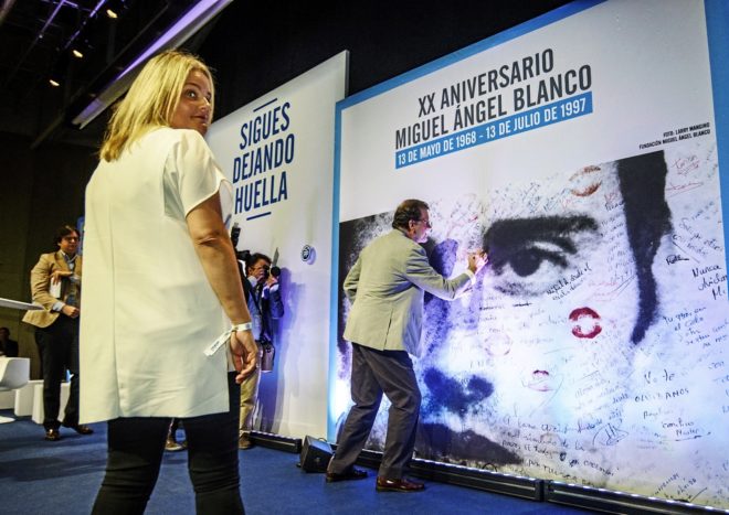 Mariano Rajoy firma sobre una foto de Miguel ngel Blanco en...