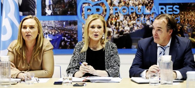 La presidenta madrileña, Cristina Cifuentes, junto a Jaime González...