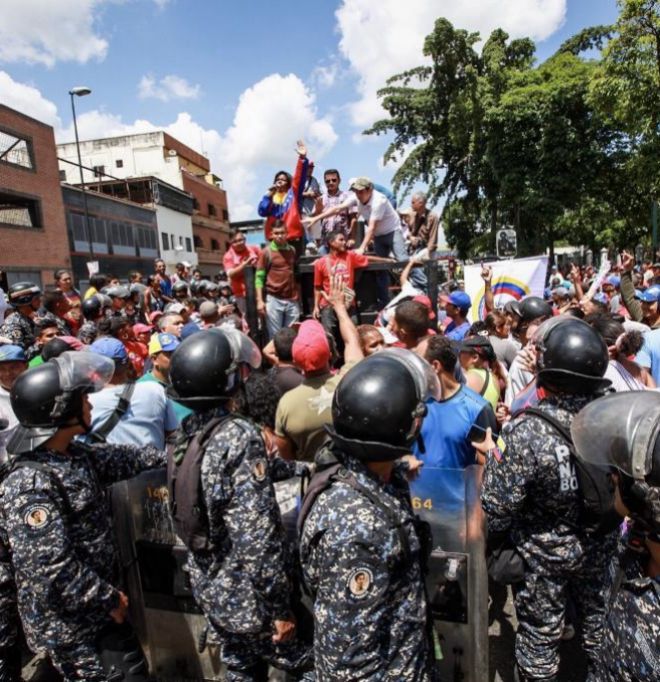 Vista de los enfrentamientos entre un grupo de personas adeptas al oficialismo y personas opositoras al gobierno nacional .