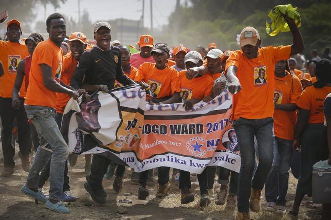Seguidores del  principal partido opositor keniano, el Movimiento Democrtico Naranja de Kenia (ODM), asisten a una marcha en Nairobi, Kenia
