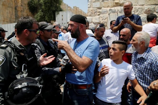 Un palestino discute con un polica israel durante los choques en la Ciudad Vieja de Jerusaln.