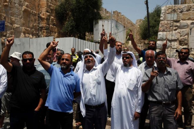 Palestinos protestan contra las medidas de seguridad de las autoridades israeles para entrar en la mezquita de Al Aqsa, de Jerusaln.