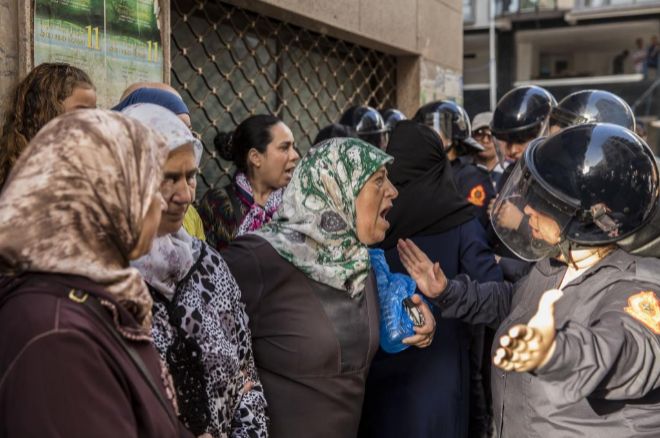 Mujeres de Alhucemas se enfrentan a la polica marroqu, durante las protestas.
