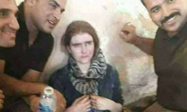 La adolescente alemana, Linda Wenzel, en el momento de su captura en Mosul.