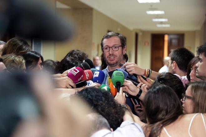 Javier Maroto atiende a la prensa antes de la reunin de la...