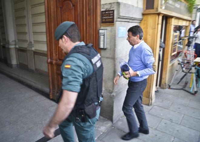 Ignacio Gonzlez llega a su despacho acompaado de la Guardia Civil.