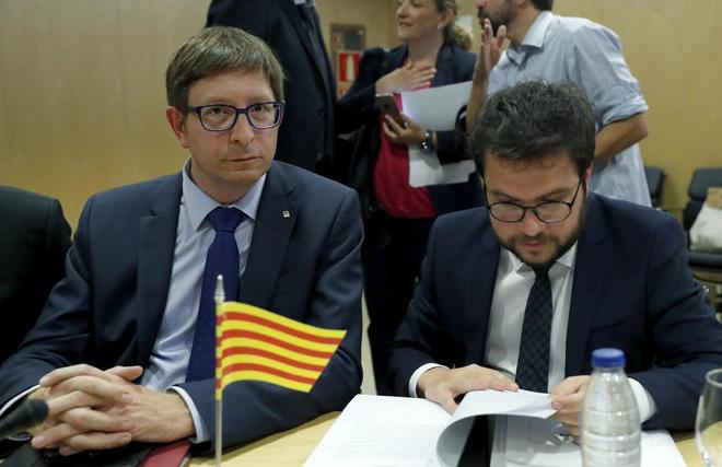 El conseller de Justicia de la Generalitat, Carles Mund (izquierda),...