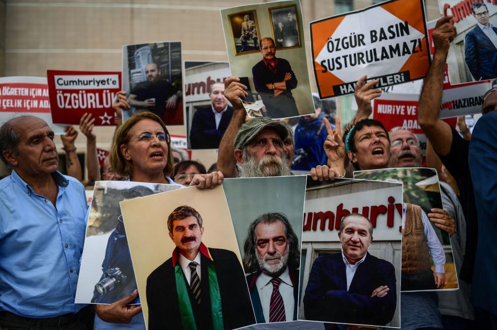 Protesta en apoyo a los periodistas juzgados en Turqua.
