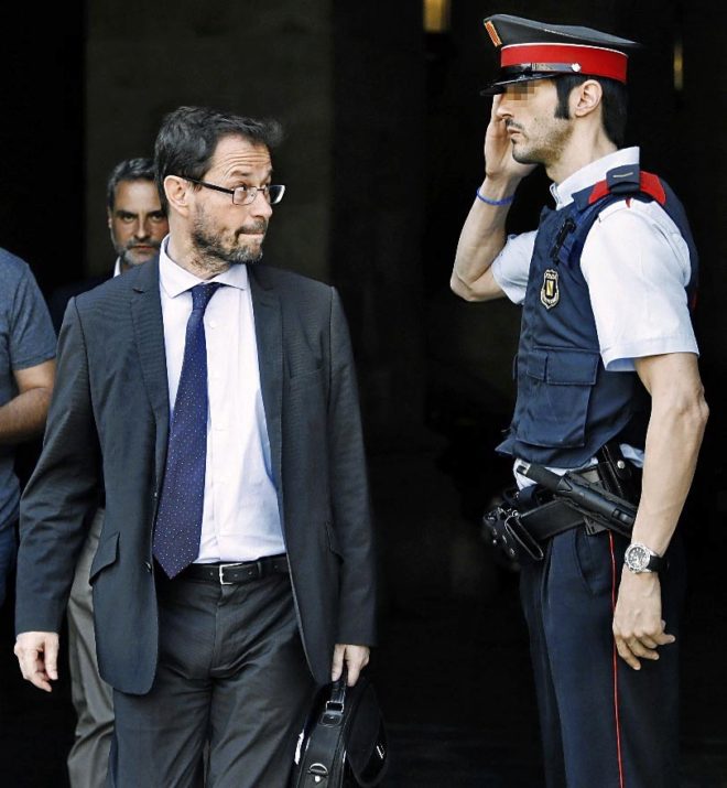El fiscal anticorrupcin saliendo del Parlamento cataln tras las...
