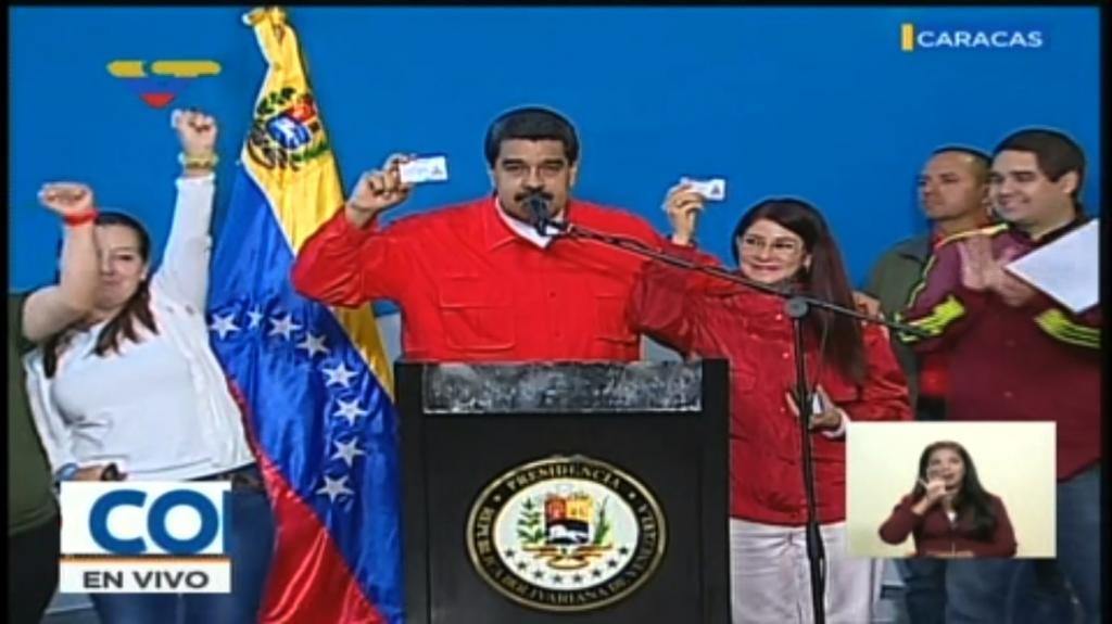 Nicols Maduro y su mujer, Cilia Flores, muestran el carn de la...