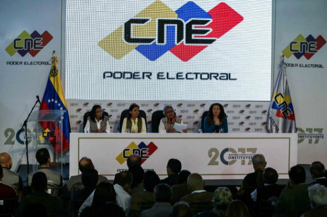 La presidenta del CNE, Tibisay Lucena (c), presenta el primer informe de las elecciones.