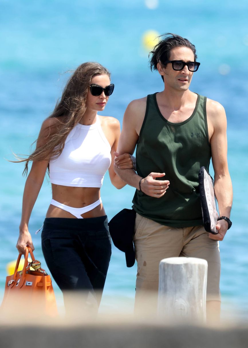 El actor Adrien Brody junto a su novia, Lara Lieto