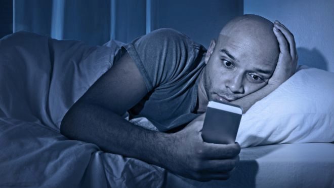 La luz azul del móvil sigue siendo un problema para conciliar el sueño, Tecnología Home