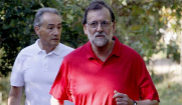 Rajoy, en imagen de archivo, pasea en Ribadumia (Pontevedra), durante...