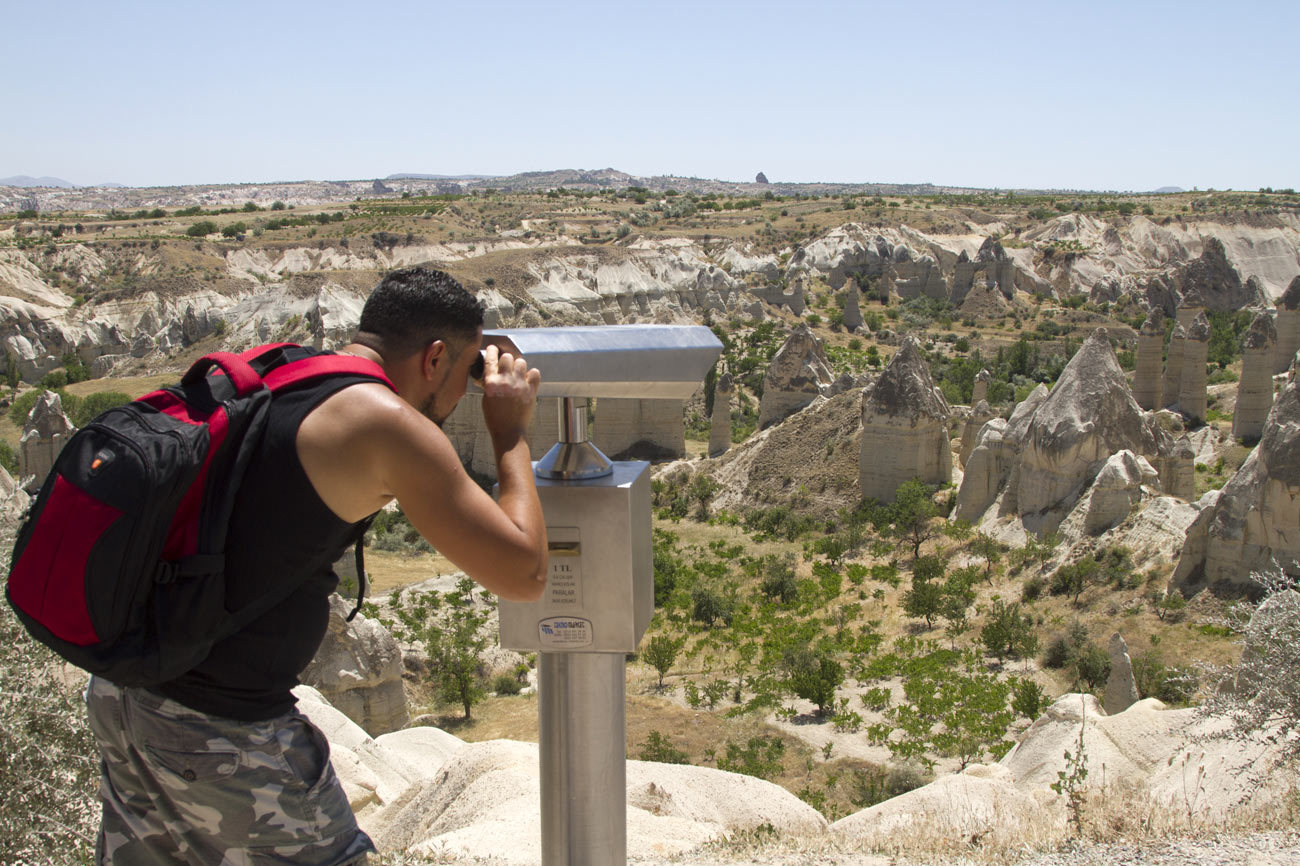 Un turista observa el conocido como Valle del Amor.