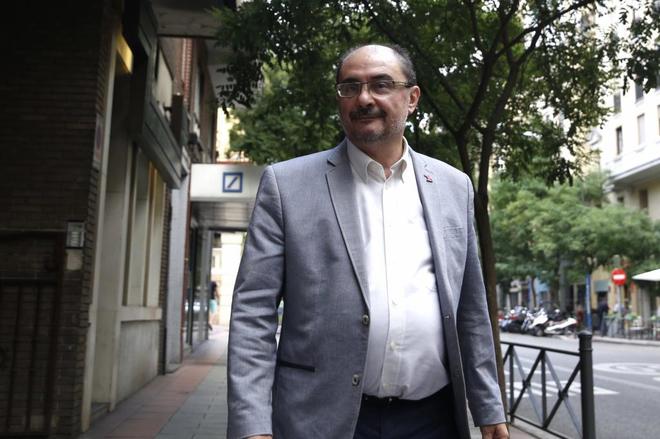 El presidente de Aragn, Javier Lambn, frente a la sede del PSOE en...