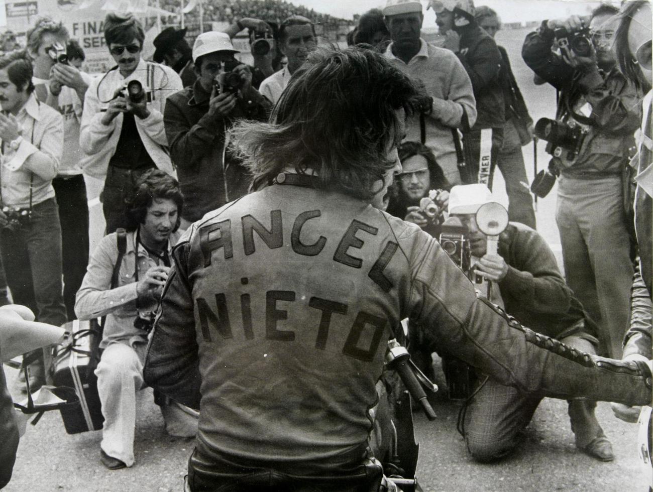 ngel Nieto atiende a los medios tras una carrera en 1973
