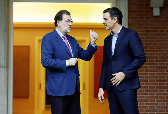 El presidente, Mariano Rajoy, recibe en La Moncloa al secretario...