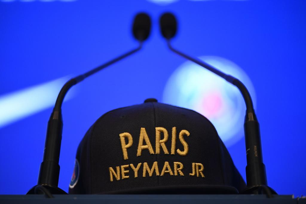 Momentos previos del comienzo de la rueda de prensa de Neymar, ya...