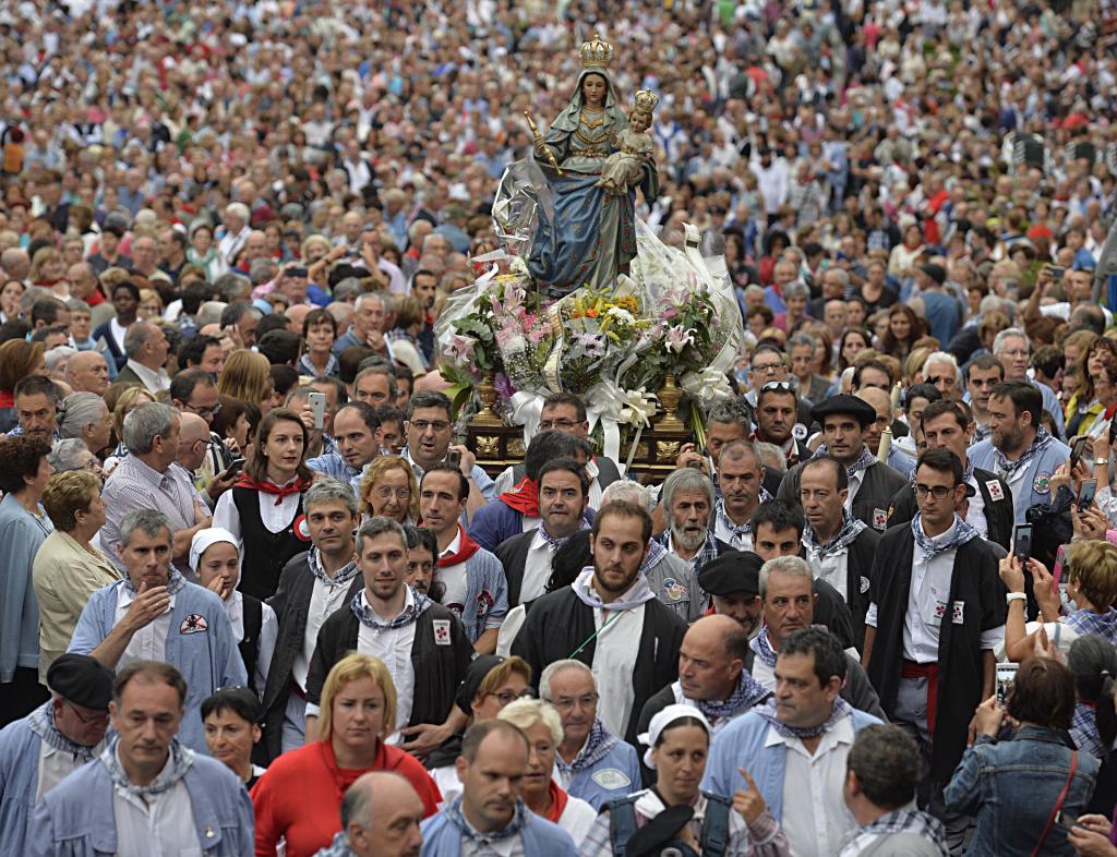 La Virgen Blanca llega a una abarrotada plaza tras recorrer el Casco...
