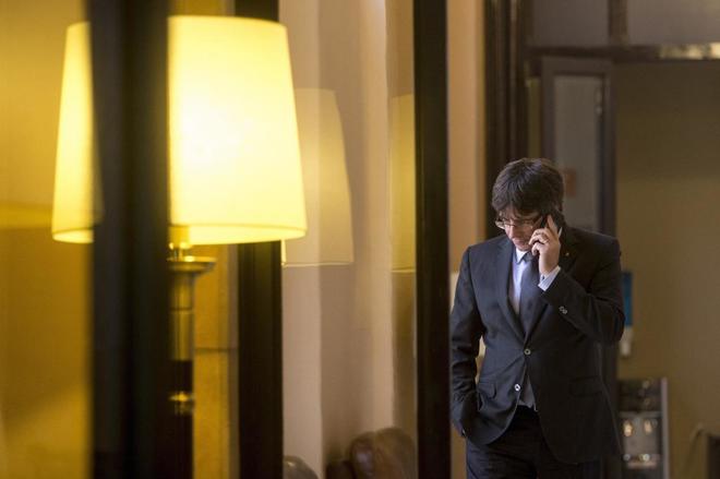El presidente de la Generalitat, Carles Puigdemont, habla por...