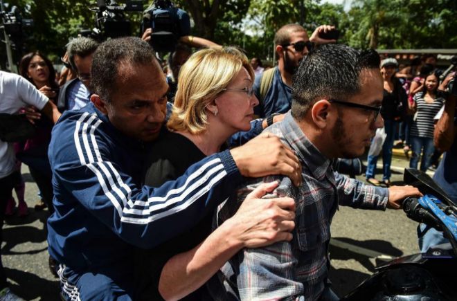 La fiscal Ortega, sale en moto al no poder acceder al ministerio.