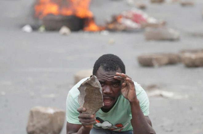 Un manifestante se prepara para lanzar una piedra en Mathare (Nairobi).