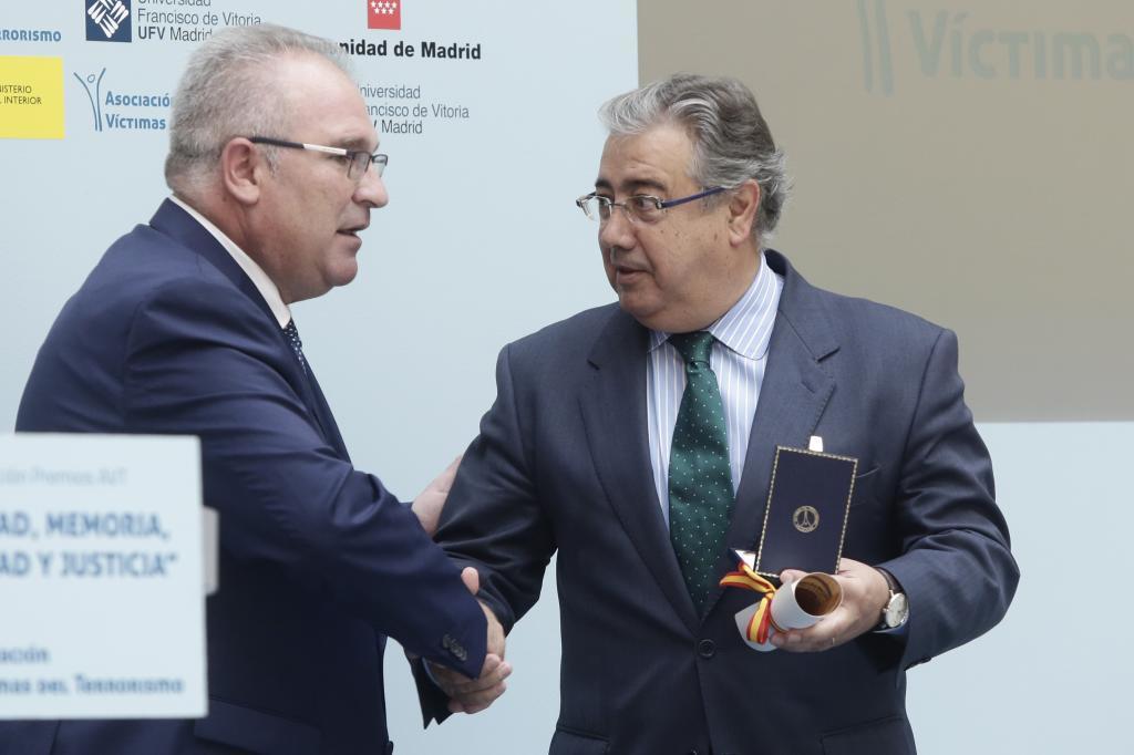 Alfonso Snchez Rodrigo entrega un premio de la AVT al ministro del...