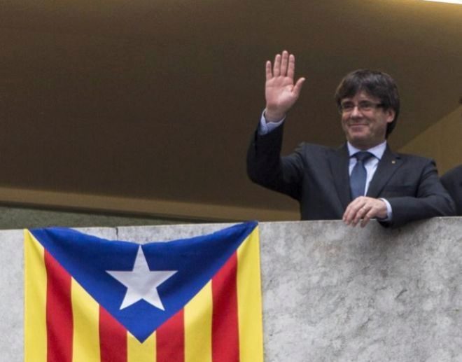 Carles Puigdemont, junto a una &apos;estelada&apos; en un acto reciente.