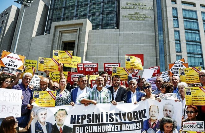 Ciudadanos turcos se manifiestan ante los juzgados de Estambul para...