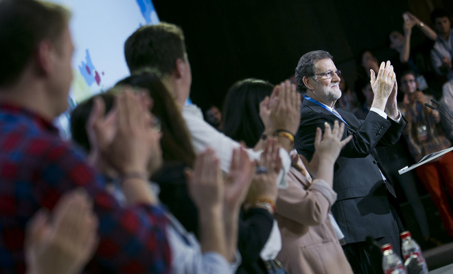 Los jvenes del PP aplauden a Mariano Rajoy durante la inauguracin...