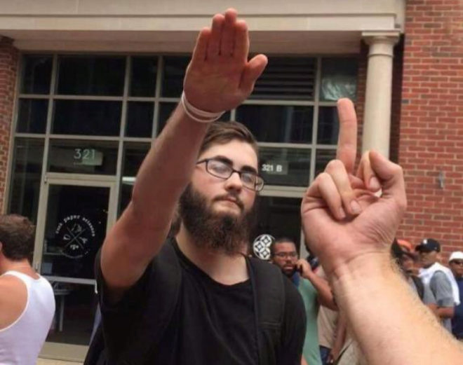 Un supremacista blanco hace el símbolo nazi frente a un contramanifestante.