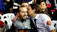 Pablo Iglesias besa a Pablo Echenique, secretario de Organizacin de...
