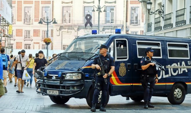 Efectivos de la Polica Nacional en la calle Preciados de Madrid,...