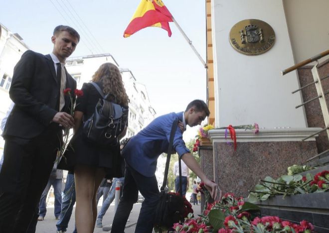 Varias personas colocan flores en la embajada espaola de Mosc, en recuerdo a las vctimas de los atentados en Catalua.